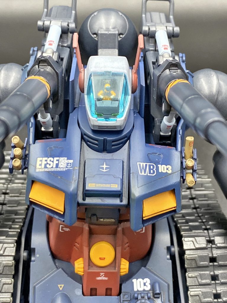 壁に半分埋まっているハヤトはくり抜いて、戦闘機用のパイロットを移植しました。胸の左右のスモークディスチャージャーはRTX-65のものが物足りなかったので、こちらも自作しました。発射時に展開する動作が好きなので、可動します。余談ですが、ガンタンクは劇場版ガンダムIIIに登場しないため機体番号は不明なはずです。103のデカールは貼るべきか悩みましたが、今後ガンダム、ガンキャノンを並べる際に意匠の統一感を持たせたいので、他の機体に振られている機体番号と被らない番号を割り振ってみました。