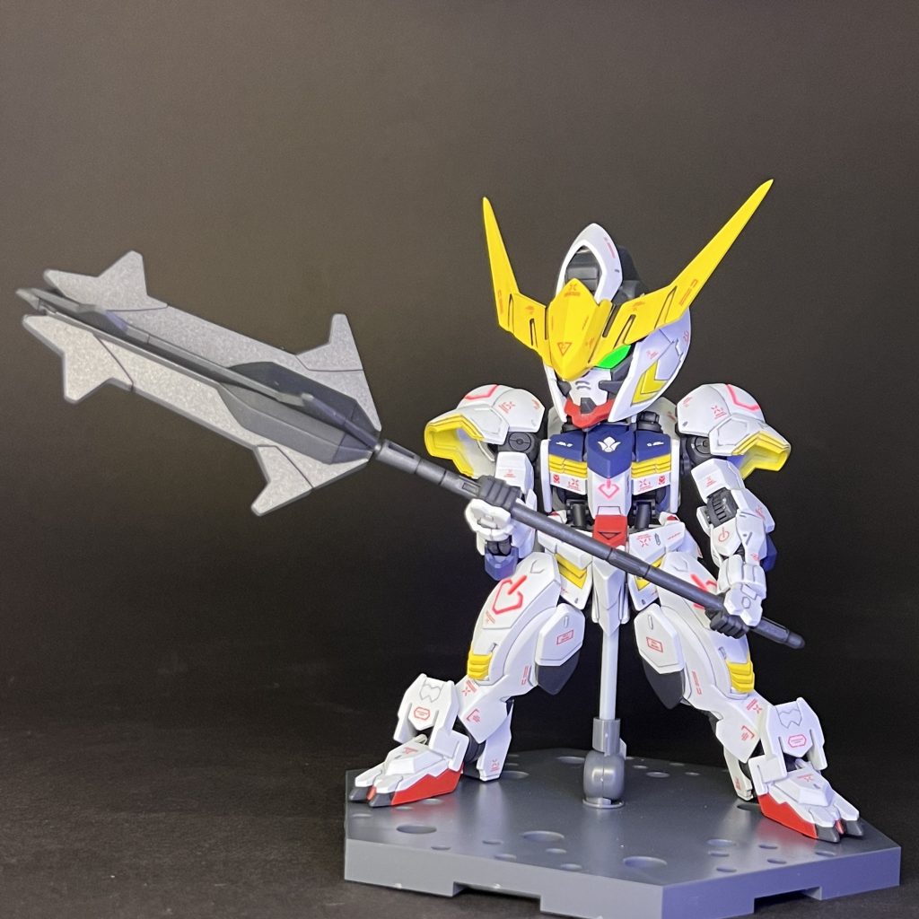 メイスを構えさせました。上半身の可動は活きているので問題なく構えポーズが取れますが、下半身はあまり可動しないのでほとんど同じ感じになってしまいます。