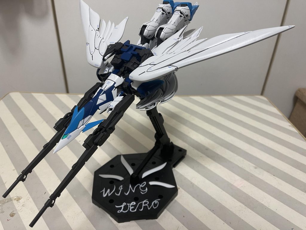 大気圏外ネオバード。こっちの方が好き。こちらも支持アームの角度調節が大変wただ、底面羽はパーツで固定できるので、崩れることはないのはいいですね。