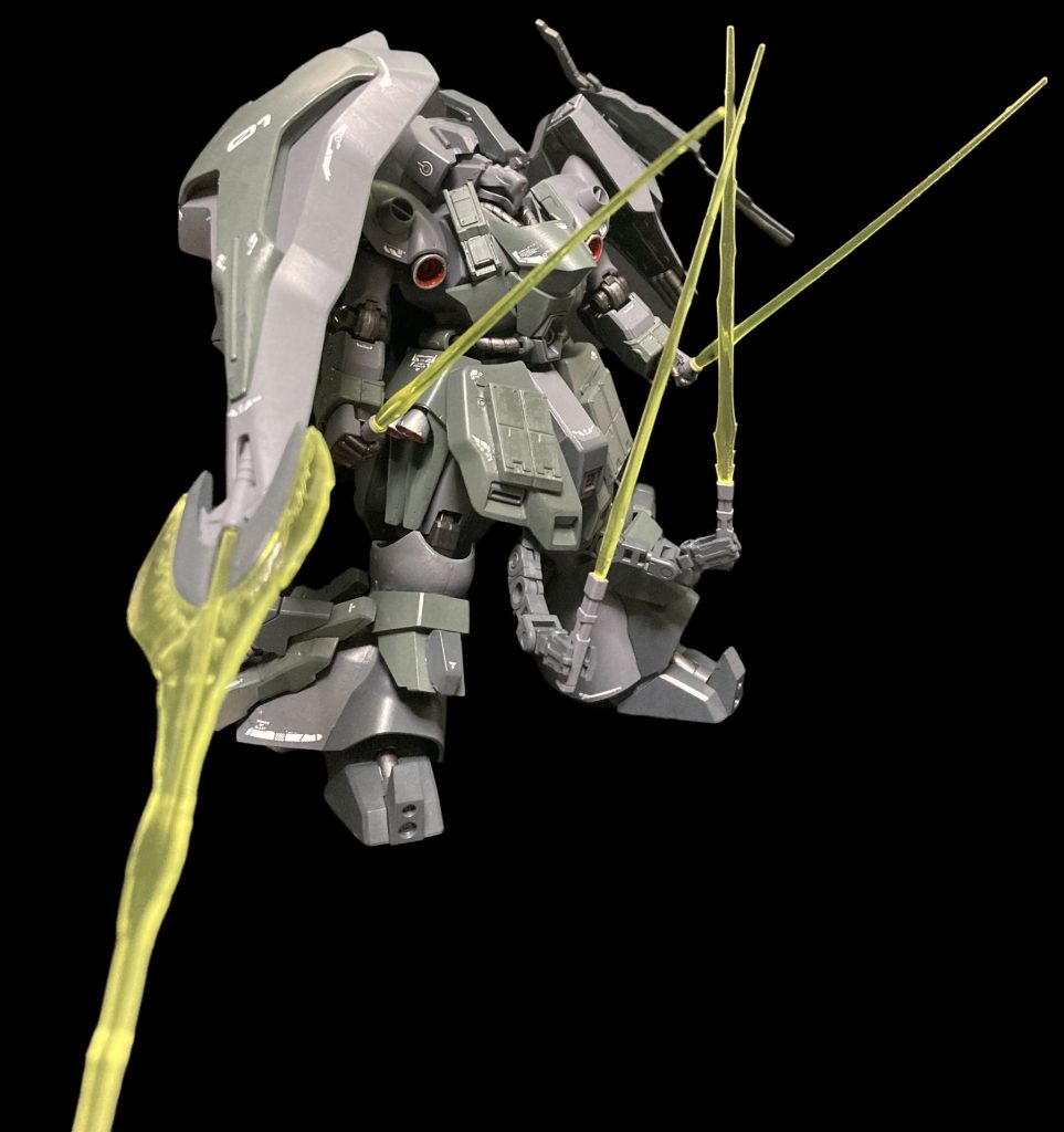 隠し腕も欲しかったのでフロントアーマーだけMGの物で大きくして仕込みました。シールドのトマホークと合わせて5刀流です!また時間があるときに他の作品もあげれたらあげたいです、見ていただきありがとうございました…!