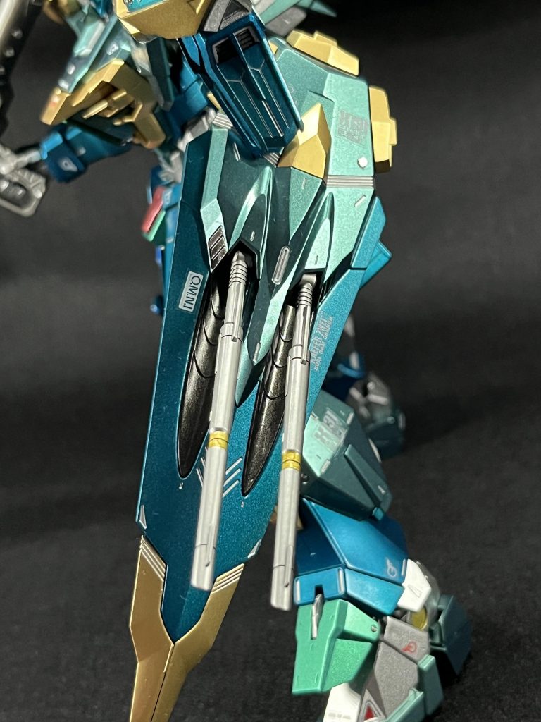 盾本編でも盾として使ってはいなかったように思えるので、最早これは盾では無く二連ビーム砲ですね。スーパーアイアン2が良い金属感を出してくれました。