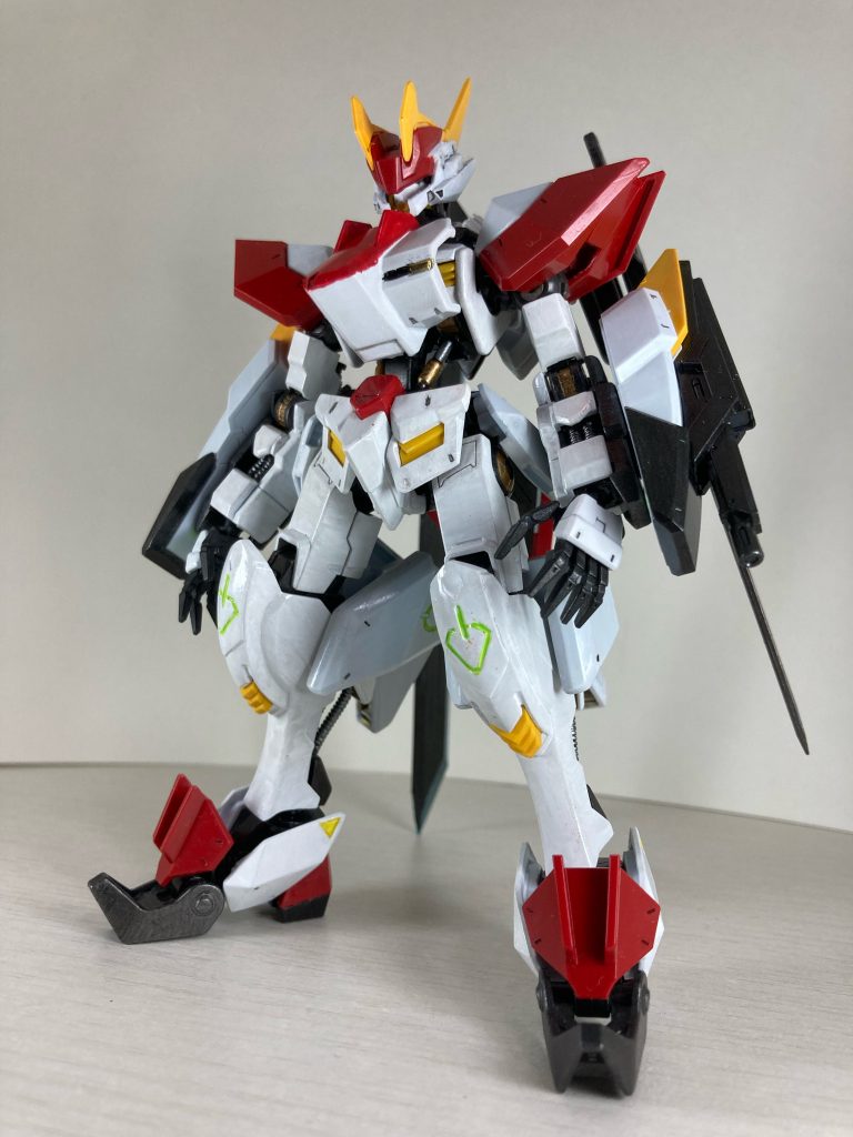 ガンダムフレームは変わらず、装甲の改修やスラスターの大型化などが行われた。