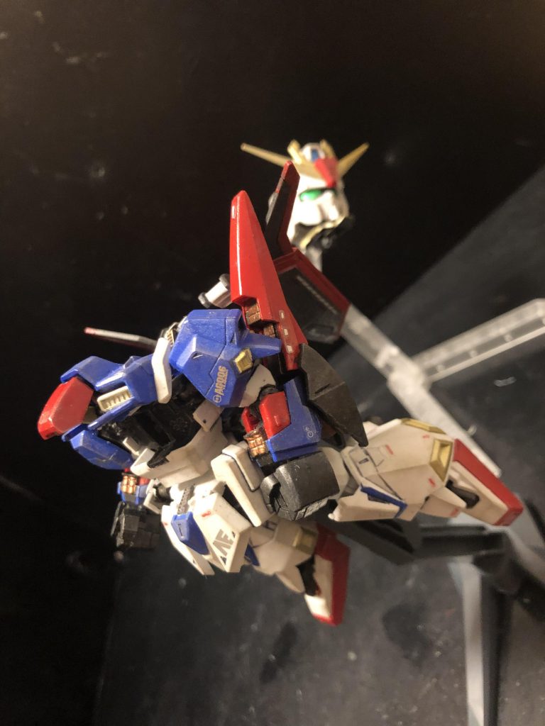 いきなり首チョンパします。そして胸部パーツを跳ね上げます。クロスシルエットのフレーム構造をよく見たら、ココは難なく改造出来ますよ。