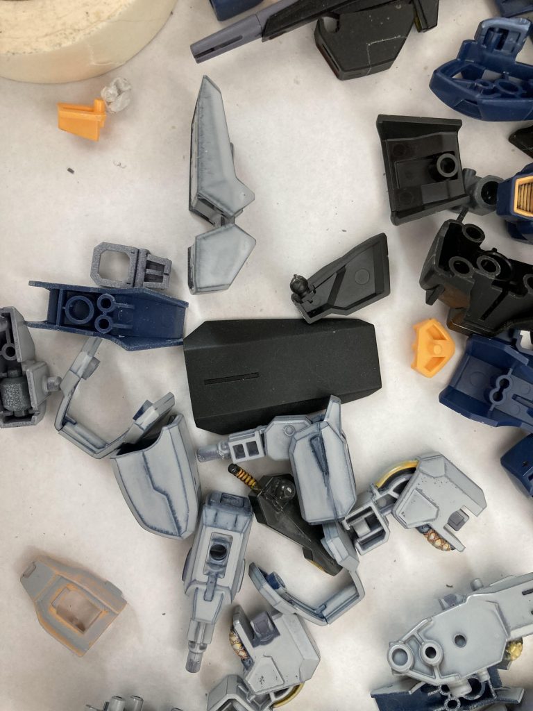 バラし→筋彫り追加→サフ→ヤスリがけ→洗浄→サフ•Mr.サーフェイサー1200（グレータイプ）バラした後にサフを吹いてみたものの、全然色が乗らない‥‥ズボラかまして洗浄しなかった事が原因と推測。少しでも食いつきを良くしようと広い面はヤスリがけをして、再度サフを吹いたら上手くできました。