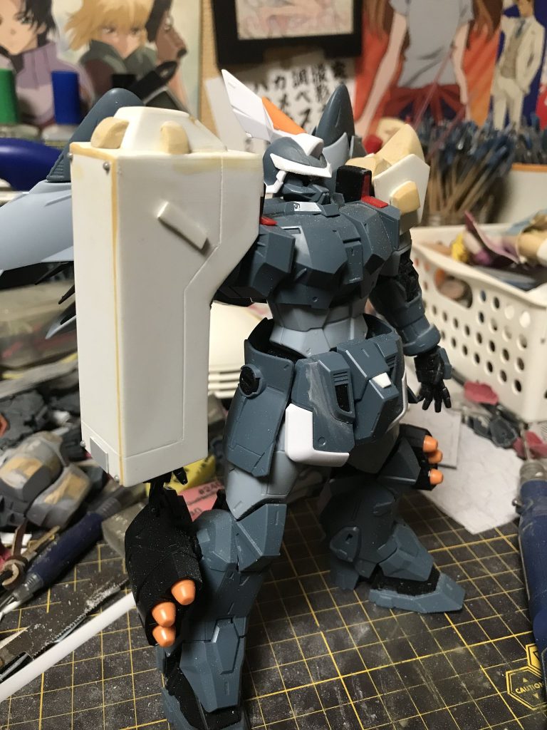 両肩はプラ板とパテで制作