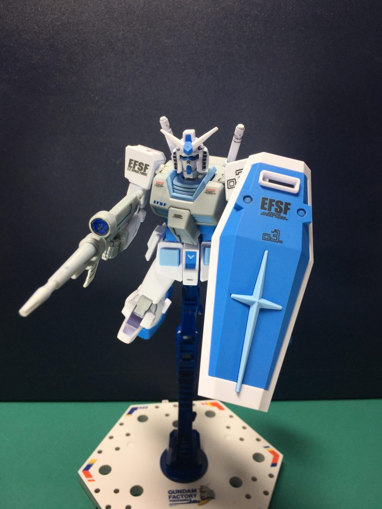 陸戦型ガンダム同様にデカールマシマシで仕上げるつもりだったので満足満足。ライフルの合わせ目を消し、スネの合わせ目を段落ち化しただけです。