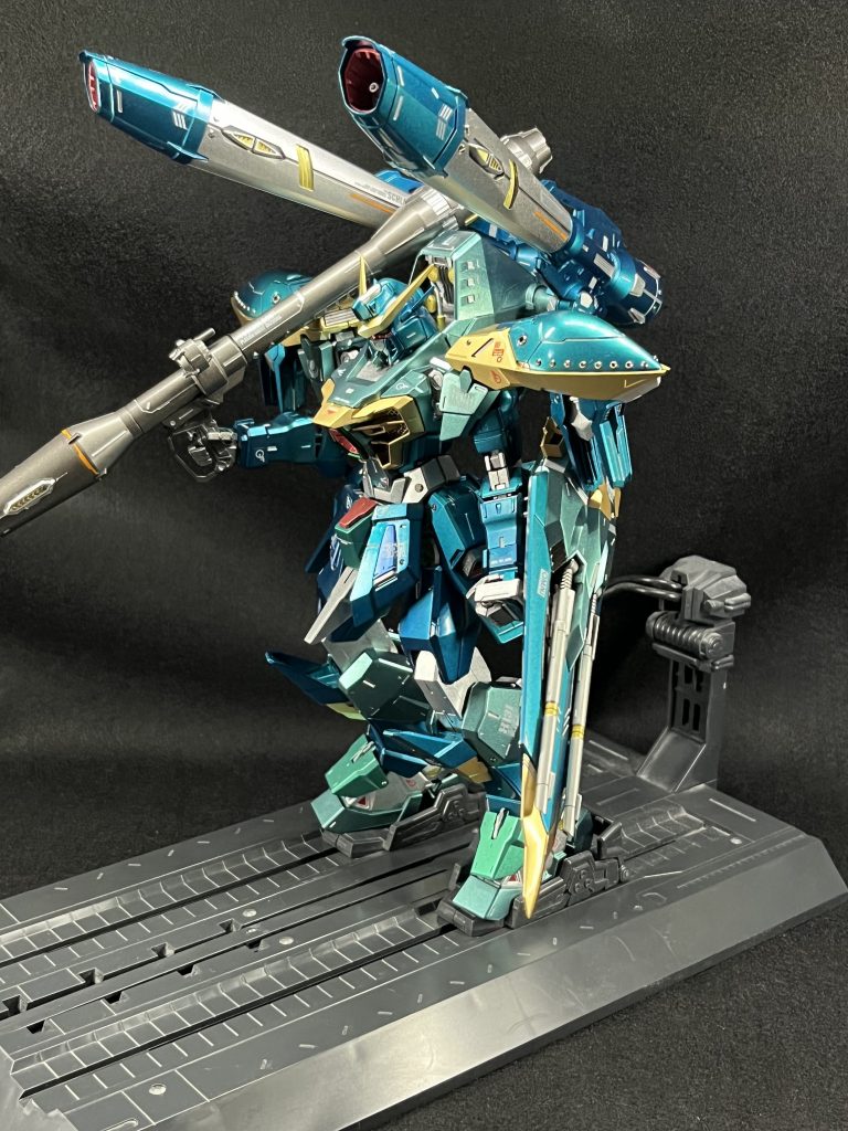 発進体勢過去に製作した『1/100ストライクガンダム』に付属していた発進ベースです。アークエンジェルのものなのでしょうが、ということはドミニオンも共通だよな?ってことで。1/100キットの作成、なんやかんやで丸1ヶ月かかりましたが、とても楽しかったです!塗装環境を揃えて本当に良かった。パーツの追加・加工も思ったよりも簡単、なのに仕上がりが段違いにカッコいい!というのは最高ですね。細部を見ればまだまだですが、それでも作りたいものが作れたと思います!大好きな機体を好きなように作成!本当に楽しかった!ここまでご覧いただきありがとうございました!コメント等いただければ嬉しいです!