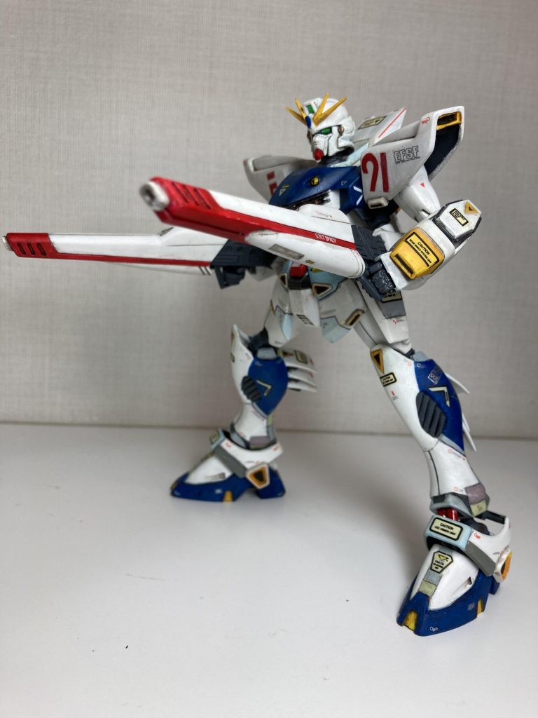 古いキットの割に、まぁまぁ動きますよ。ちなみにノーマルの頭部の方が普通にガンダム顔だとは思うのですが、鼻付きの方の頭部の方が何故かしっくりくる気がしますね。