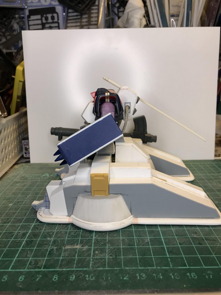 ホバーの円錐部はプラ角1ミリを縦に並べて円錐にしましたポリパテなら造形は早いでしょうが重くなるのと表面処理(巣穴埋め)が大変なのでポリパテの使用はやめました肩アーマー、シールドは幅増しをしてボリュームアップしました