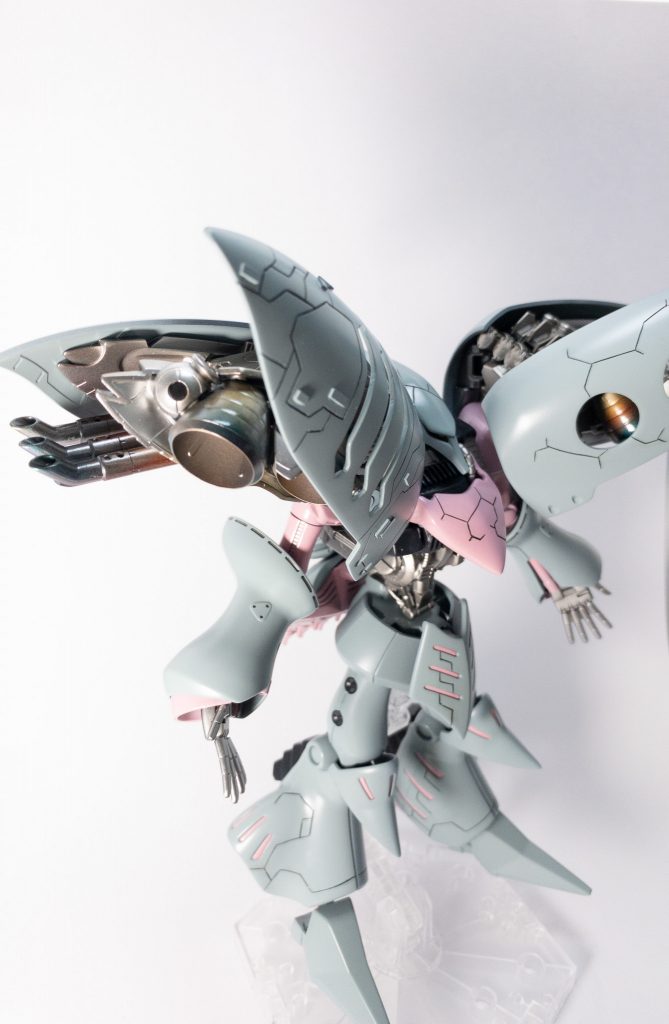 ウエストは鉄血のオルフェンズ用のウエストに改造。これによってだいぶスマートになりました。