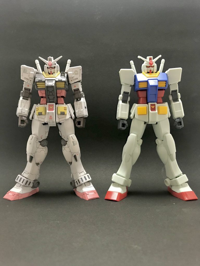 プロポーションもかなりいじりました。首はあごが胴体にめり込むレベルで短縮。肩は関節を一度切り分けて寄せて上げて再接着。股関節も同じように足を少し短く、足と足の間が広くなるように基部を切り貼り。それに合わせてサイドアーマーも1ミリ外へ。靴を平べったくなるように整形。といった感じで、自分が思うベストな体型にできました。加工前後で並んでいると違いが分かり易いですね。短縮で少しグンっとしたことで若干マッチョになったと思います。