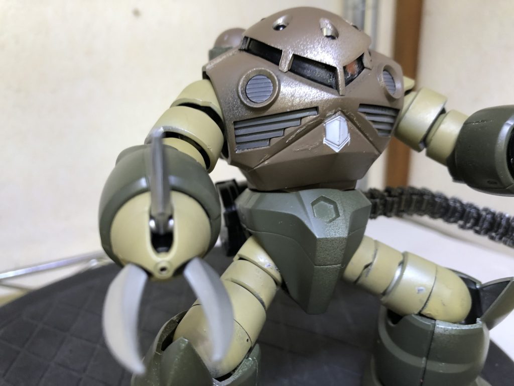 モノアイはクリアパーツにしたが接着剤で溶けてちょっと失敗。次に活かしたい楽しくつくれた！  追記　弾帯の向きがおかしいと指摘されました反省し今後に活かしたいです 