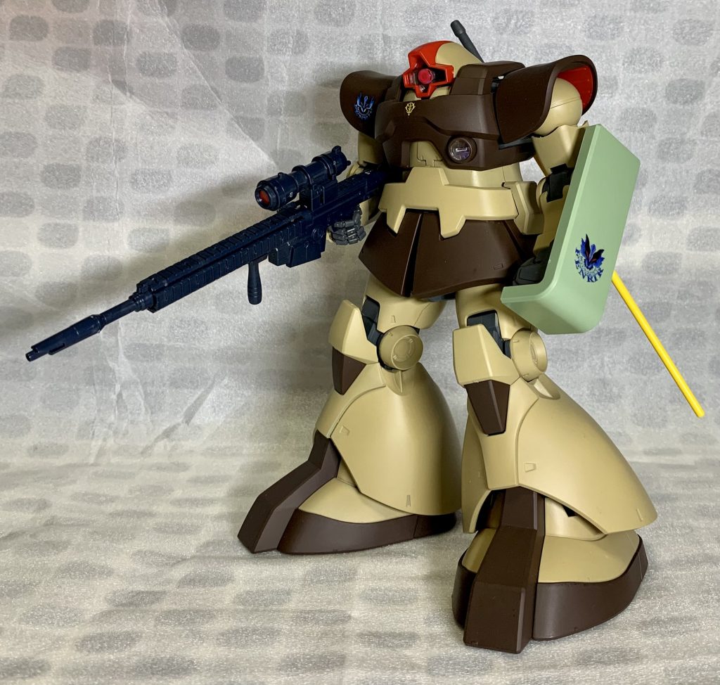 サンドラ少尉機1番最後に完成した機体当初の構想では無塗装の予定だったけど素ドム3機だと黒い三連星になるから外装カラーはリック・ドムを使って差別化するつもりだった・・・けどマニング軍曹のグフを塗るて決めたら辺からソフィー機共々ついでに塗装だけでもするかてなった