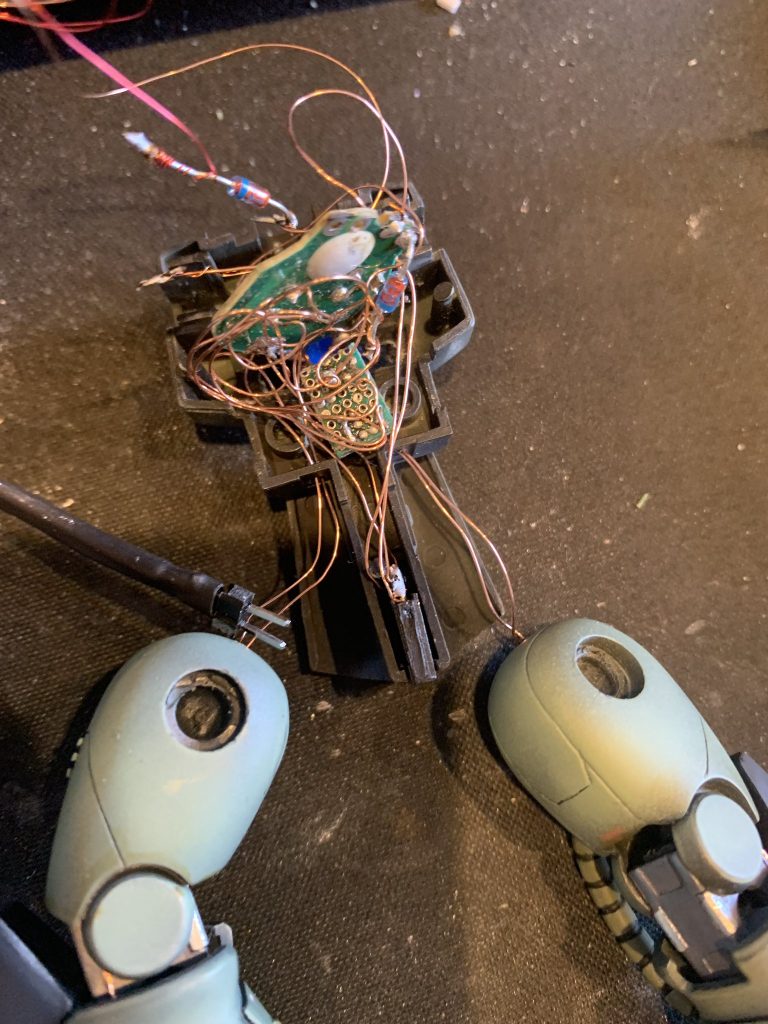 基盤を体に仕込んでいるところです。断線怖くてビビりながらやｔってます。結局かなりギリギリまで削り込まないと入らず焦りました。