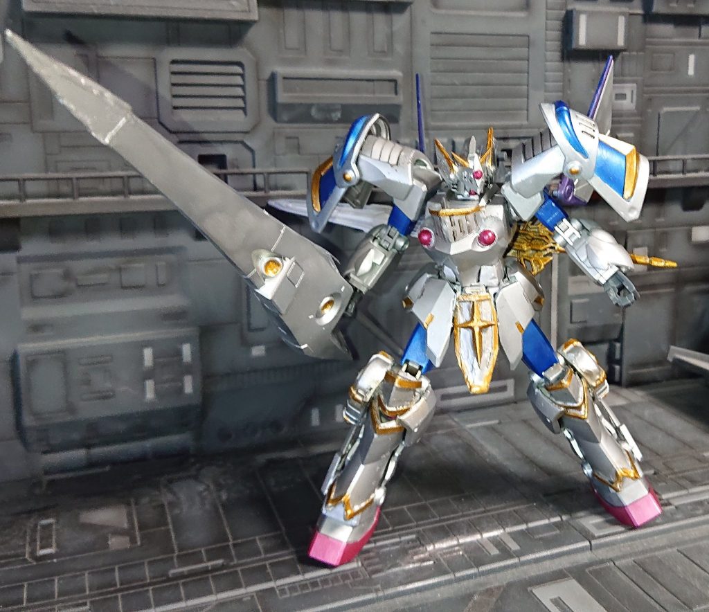 兜は毎回プラ板で作成 腰鎧の連邦マークはランナーの十字のとこを切り出してヤスリで削り作成 ランスはキマリストルーパーのものに槍先追加