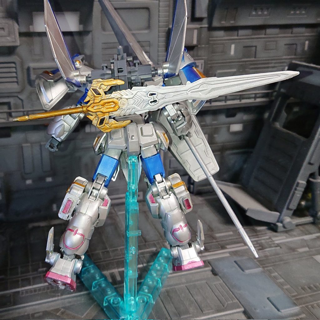 脚部の追加スラスター兼装甲は騎士ガンダム系作成するときの定番になりつつ・・・今回は疾風剣豪Zの馬のもの使用(いつもは騎士ガンダムのケンタウロスユニット)