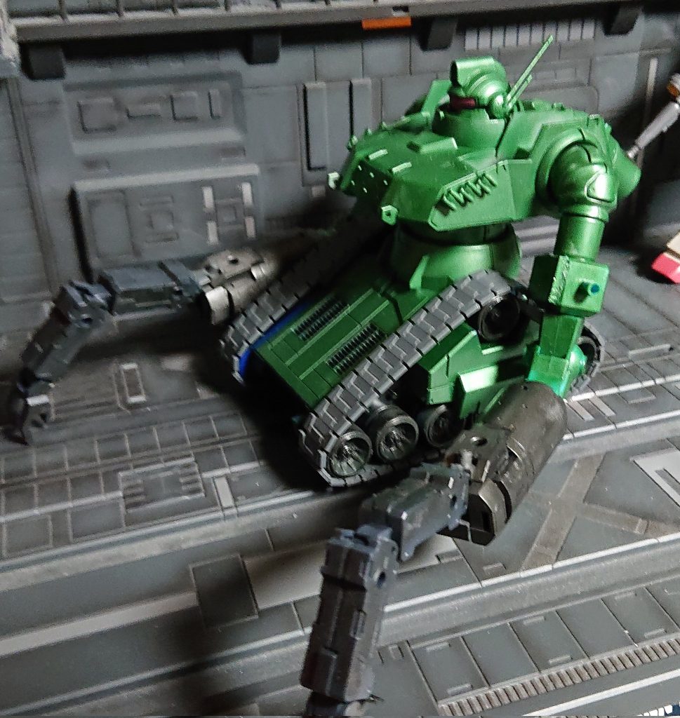 08だったかで量産タンクで作業してるの見てそんな感じのを作りたくなり余りパーツくっつけてみました肩にクレーンみたいなのつけても良かったか・・・ 