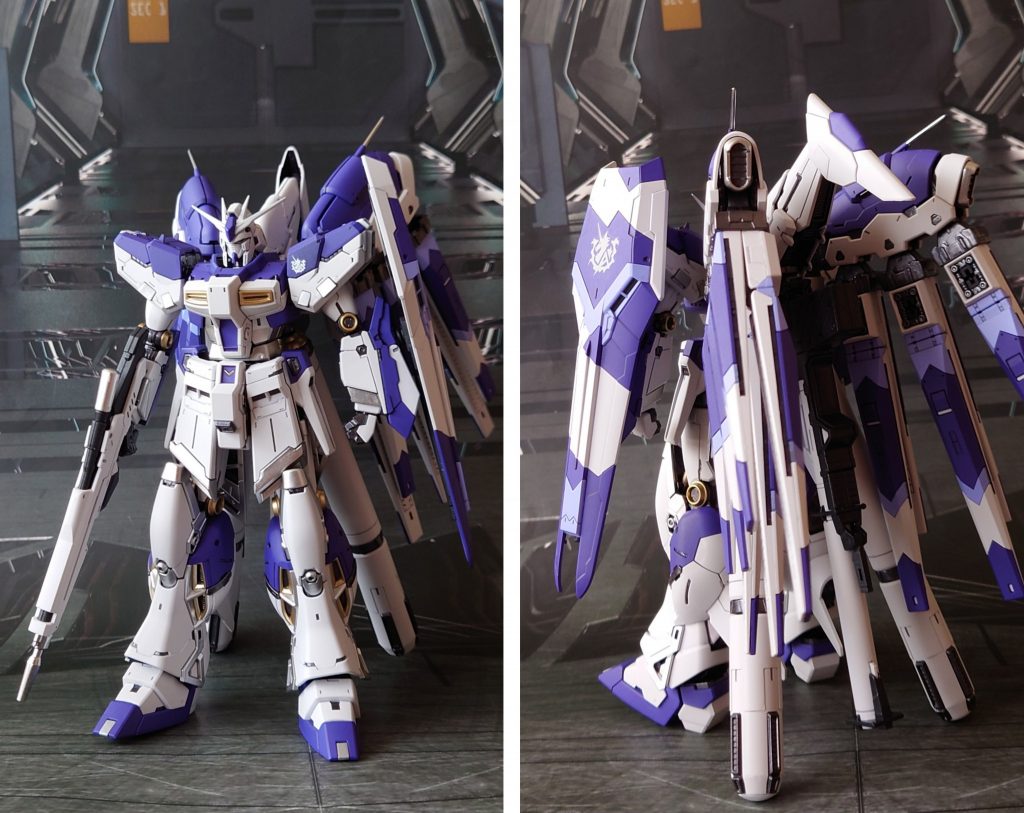 フル装備の前後ろ。頭部アンテナはRG νガンダムのものを移植、塗装して使用。ツインアイはフィニッシュシートのクリアグリーンを使用、メインカメラとリアカメラは同じくブルーのシート。気になるパーティングライン・段ズレは削って対処。