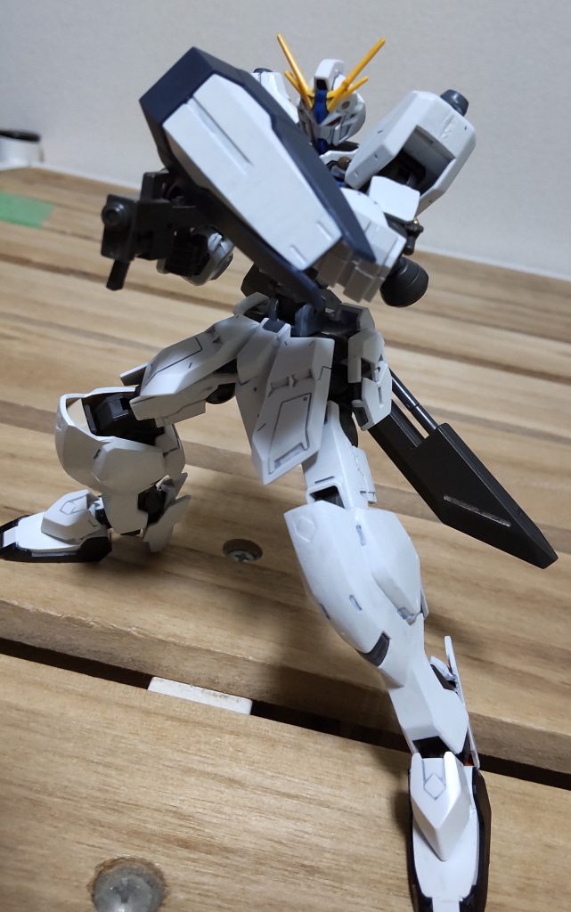 動かしてから分かったのですが上腕と下腕でパーツが干渉して可動がイマイチになってました笑