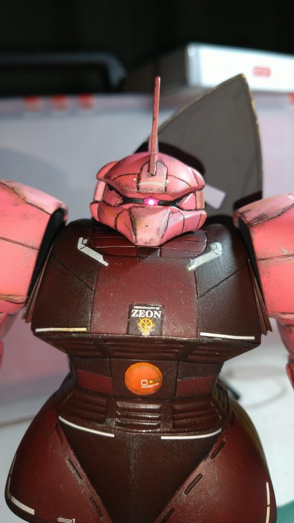 ファンテックのスジボリカーバイトを購入し、初めてのスジボリに挑戦しましたが、左右非対称だったり、線が曲がったりでグダグタでした。モノアイは100均で購入したビーズを加工しましたが、写真を撮ったらいい感じに光りました。