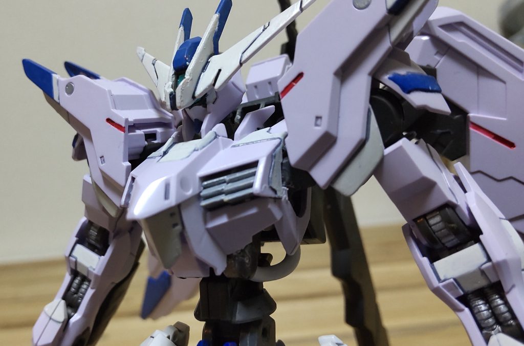 胴体は無改造ですが、ビックリするくらいフィットしました。ポン付けなので少し粗いです笑肩もヴァルキュリアフレームですが、そのままだとアーマーが上向きになるので干渉する中の接続ピンを切り飛ばしてます