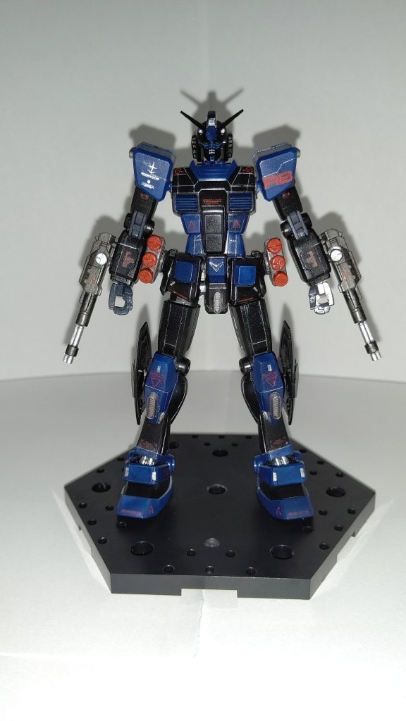 武装をほぼ外した状態。膝、股間部、肩にダクトパーツを、ふくらはぎ横に何かの余剰パーツ、サイドスカートにミサイルポッドをつけました。