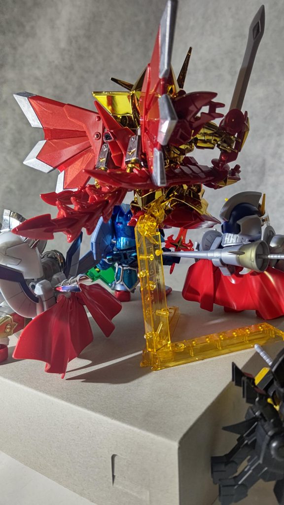 少しでもオリジナリティ出そうと、バックパックにダクト張り付けたり、メッキシルバー塗ってみたりしましたが、つたない塗装テクではCランナーの部品しか大きく変化しない……