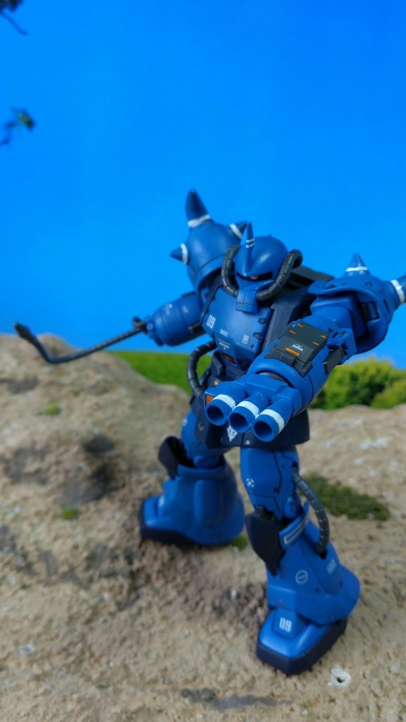 通常のプロトタイプグフを作った時に、説明書にはヴァッフの前腕部との取り替えが可能との事でしたので、それを利用し、グフにバズーカやヒートサーベルを持てるようにしてみました。