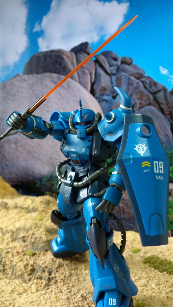 当初は、メーカー付属のテトロンシールをランバラル機を想定して貼っていたのですが、最近剥がれてきた為、水転写デカールを貼り直しました。今回は、量産型のグフとして格下げしております(笑)