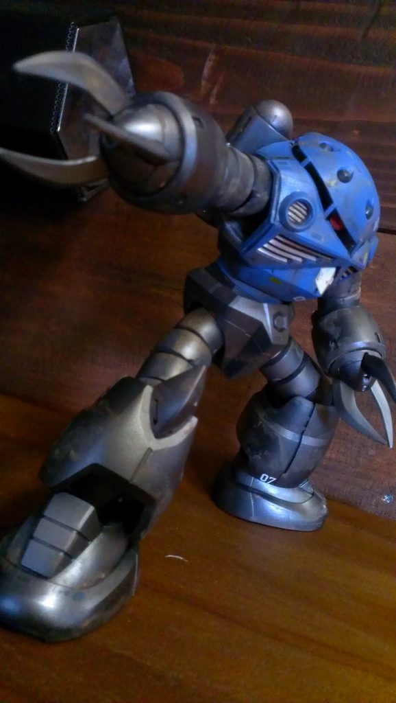 作成当初、当初から脚の塗装はげてたみたいですね。確か、シルバーの発色に感動して手足を銀色にした経緯が。