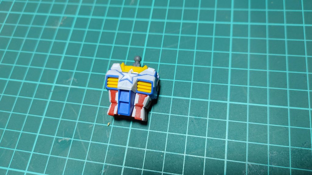 追加装甲という設定でプラ板を貼り付け、キャプテンの衣装の印象に近づけています。