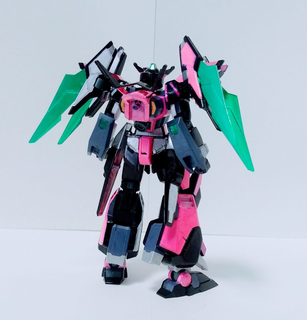 有志連合vsアルスでチャンプが搭乗するTRYAGEガンダムの活躍を見た彼は「あるヒーローの姿」を思い浮かべていた カードを用いて歴代の機体の能力を使う様がまさにそれだったのだそこから彼の行動は早かった システムを模倣し、チャンプのTRYAGEガンダムをフルスクラッチで仕上げたのだ 人の機体と運営のシステムを丸パクリしている時点でアウトである