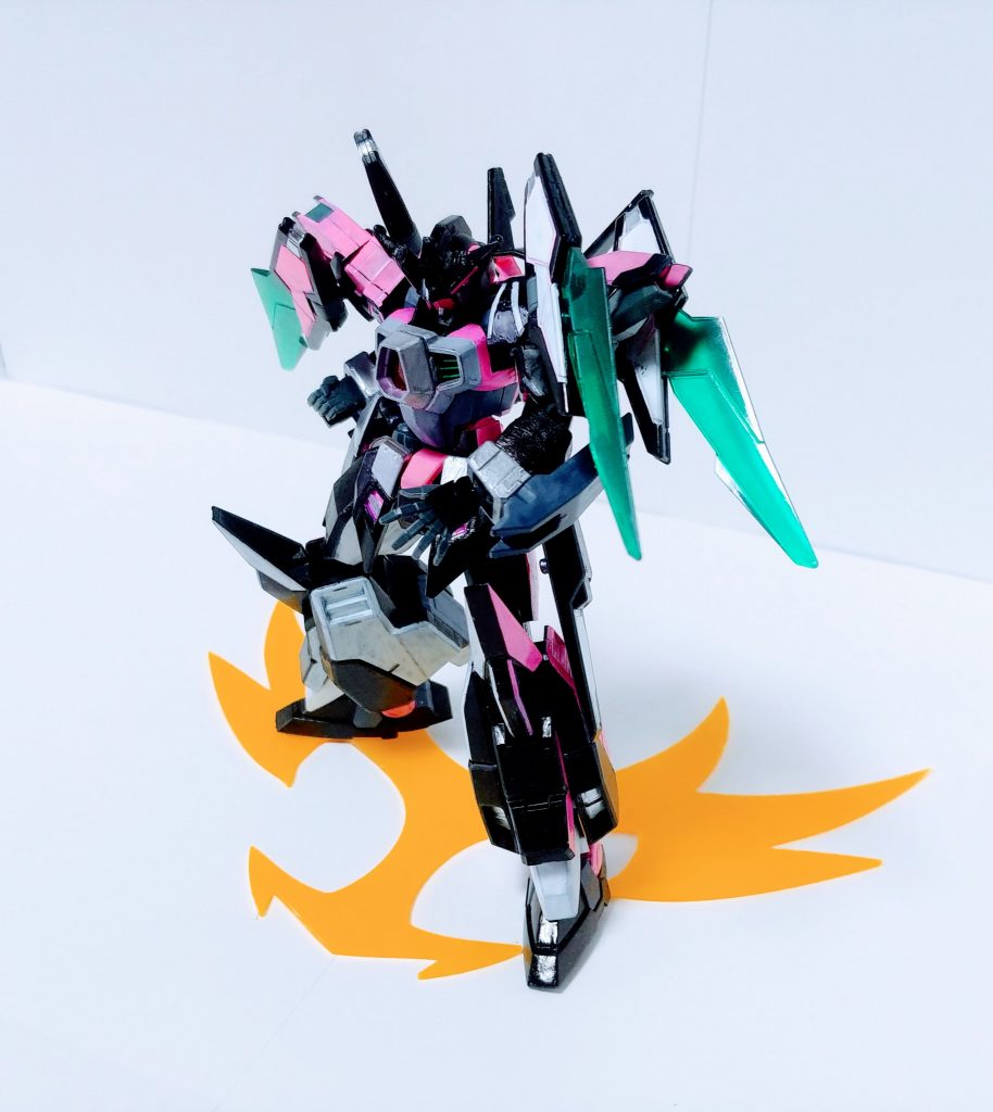 龍型のモンスター、クワガタ(?)の紋章、etc... 某ヒーローの要素をふんだんに入れた彼の戦いは一定数のプレイヤー達の心をアツくしたそう、一定数のプレイヤー『だけ』である「あれガンプラじゃねぇだろ使っていいのかよ」「ボイチャでBGM流すなすげーうるさい」「『だいたい分かった』っつうけど話通じてないよな」「乱入してきてミッションクリアできないから萎えるわ」「技術力が凄いエゴイスト」など不評が圧倒的に多かった運営も彼の行動に目を瞑ることはできず、彼の迷惑行為が始まってから1ヶ月弱で運営は彼のアカウントを停止した