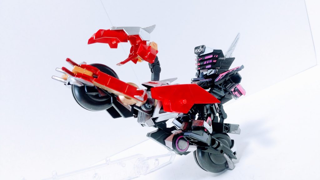 Armagh Time : RYUKI平成3作品目のヒーローが搭乗するマシンを模した鎧　龍の頭部のような部分は自在に動かすことができ、火炎弾の狙いを定め放つ