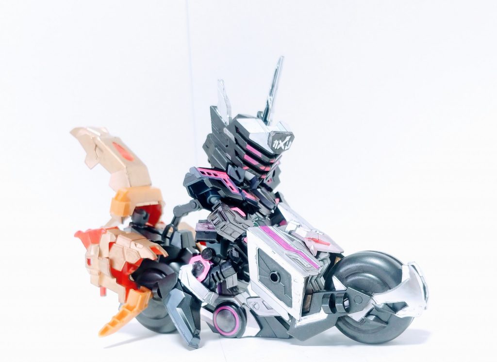 Anymore Time : KIVA平成9作品目のヒーローが搭乗するマシンを模した鎧　背部のブーストエンジンによって爆発的な推進力を生み、停止状態からわずか1.2秒で400メートルを駆け抜ける