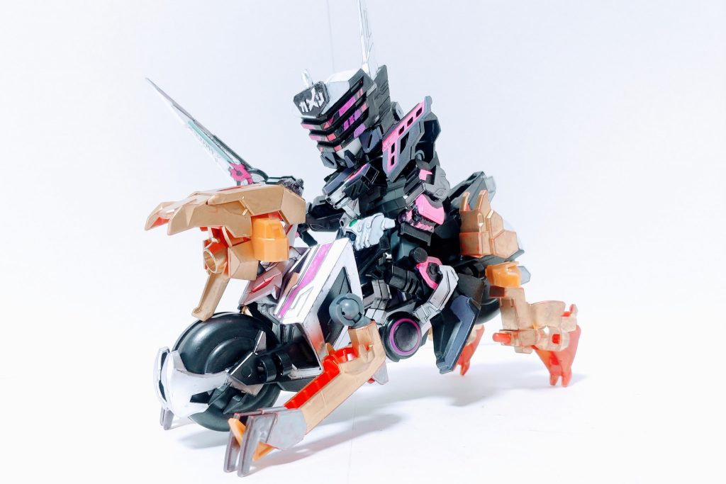 Anymore Time : OOO平成13作品目のヒーローが搭乗するマシンを模した鎧　他の鎧とは違い自律行動が可能となっている。獅子の口のような部分は光弾を放つほか、接近戦では敵を噛み砕くことができる