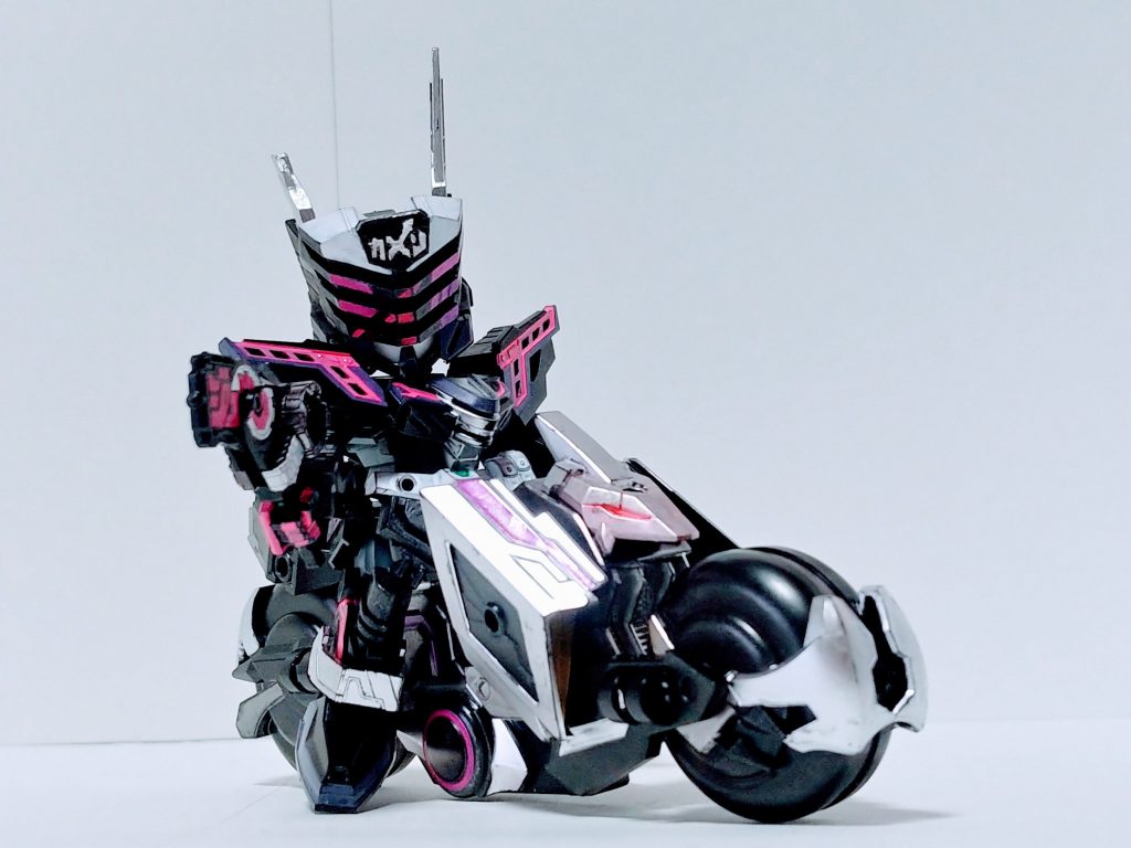 トリニティバイク　Type:ZI-Oサージェントヴェルデと同様、SDガンダムワールドヒーローズに登場するマシン　申し訳程度のライダー要素であるここに至るまで元の機体となんら遜色がない　再現するヒーローの能力は歴代ヒーローの能力を鎧として身に纏って戦うのだが技術が足らず、機体に落とし込むことができないなので『歴代ヒーローの能力を鎧として纏う』という能力を機体ではなく、マシンに落とし込むことにした