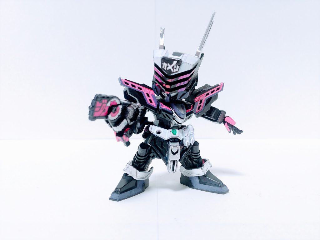 ジカンギレードfigure ries standardから流用　剣状態では『ケン』、銃状態では『ジュウ』と武器に文字が浮かぶとても分かりやすい武器　ライドウォッチというアイテムを使うことで攻撃力の強化が可能なのだが彼にアイテムとシステムを再現するほどの技術がなかったので実質不可能である