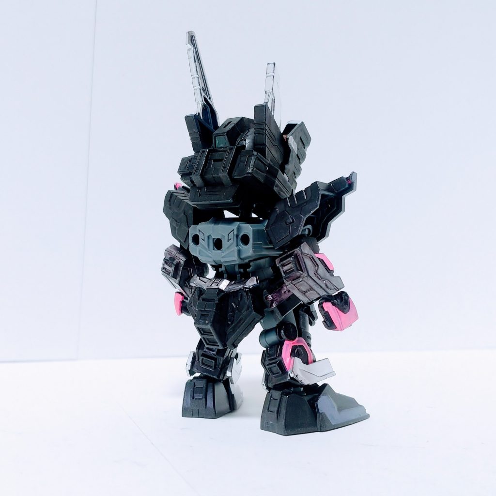 ベースはサージェントヴェルデバスターガンダム　生粋の特撮ファンともっぱらの噂の（？）彼はあるヒーローを彷彿とさせる塗装と改造を施した　全性能がちょっと上がっただけであまり変更はないバイザーの文字が一番の特徴である