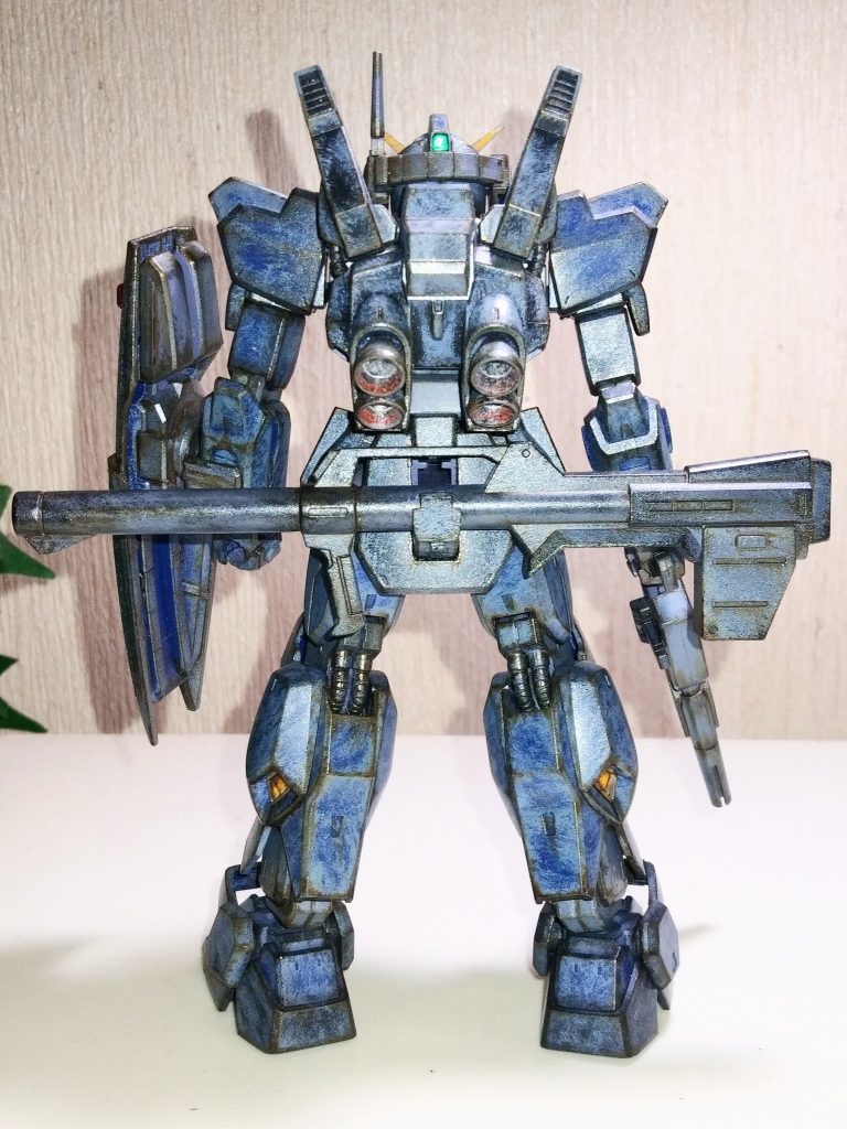 後ろ姿。バーニア内部もドライブラシ。バズーカは二色のグレーと艶消し黒+リアルタッチマーカーのブラウンで仕上げ。