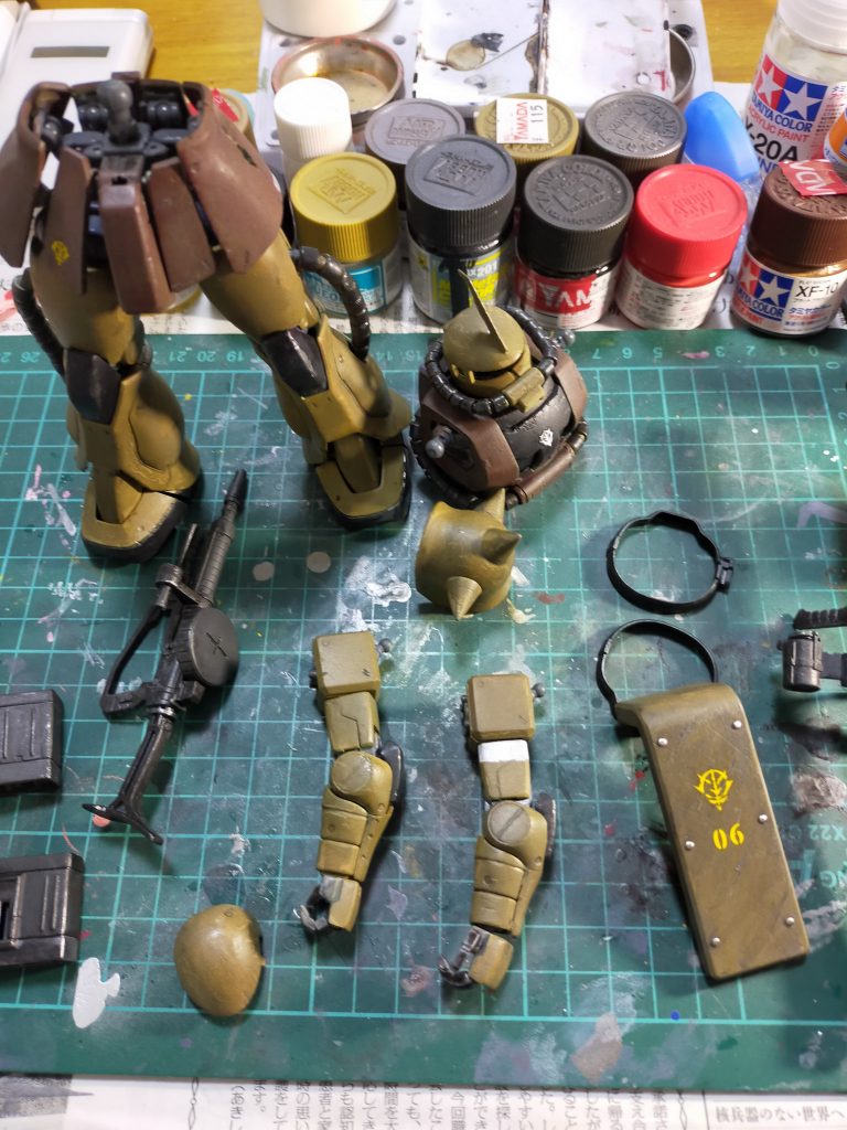 今回お世話になったカラー達。今回はサフ吹きはしていません。スタイルも変更無しでこの出来は噂通りの良キットでした。カメシ玉を盾に仕込んて水転写デカールも今回は少なめ。塗装方法は素組みのザクにケープハードを直接塗布。乾いた後にタミヤアクリルカラーのブラウン、カーキやデザートイエローを水道水で希釈してます。武器類はメタルブラックにウエザリングマスターを使用してみました。最後までご覧頂ければ幸いです。