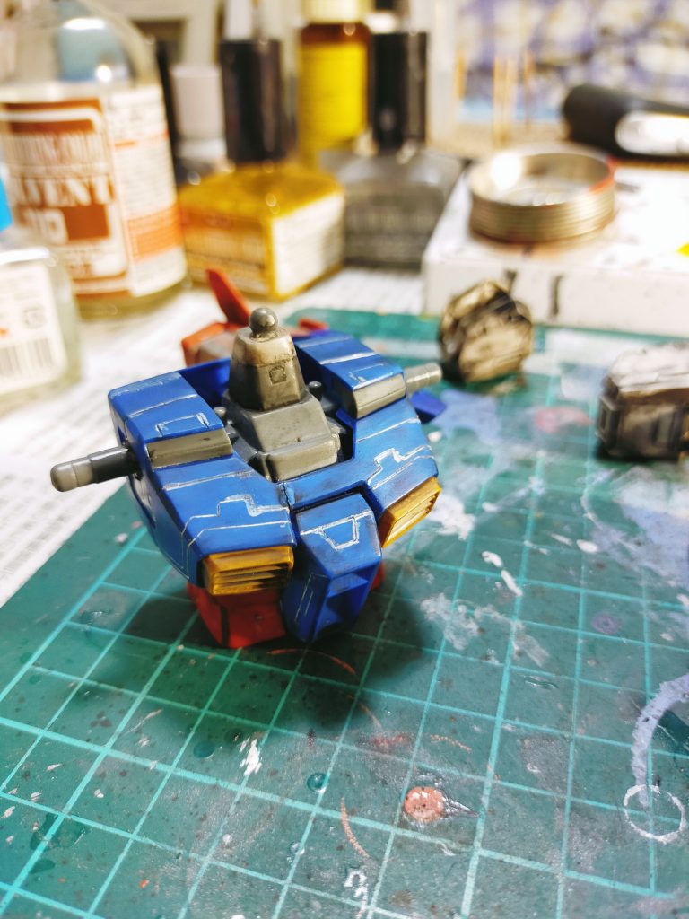 工作過程です。全体にスジボリとモールの彫り直し。塗装はタミヤアクリルでの筆塗り。スミ入れは胸部はマルチホワイト。その他にはマルチブラックを使用してます。今回はYouTuberの僕のブラモデル日記さんに見惚れてしまい模倣させていただきました。ご興味出た方は検索してみて下さい。