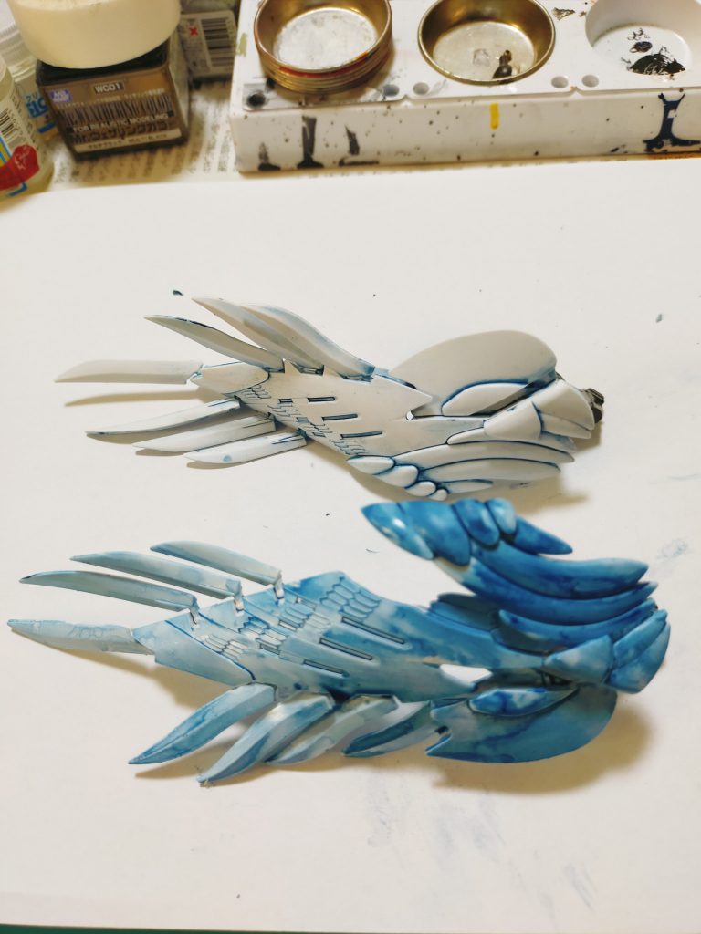 羽の部をどうしたものか思考錯誤しましたが全体をブルーで塗りメラニンスポンジで拭き取り陰影を付けてみました。