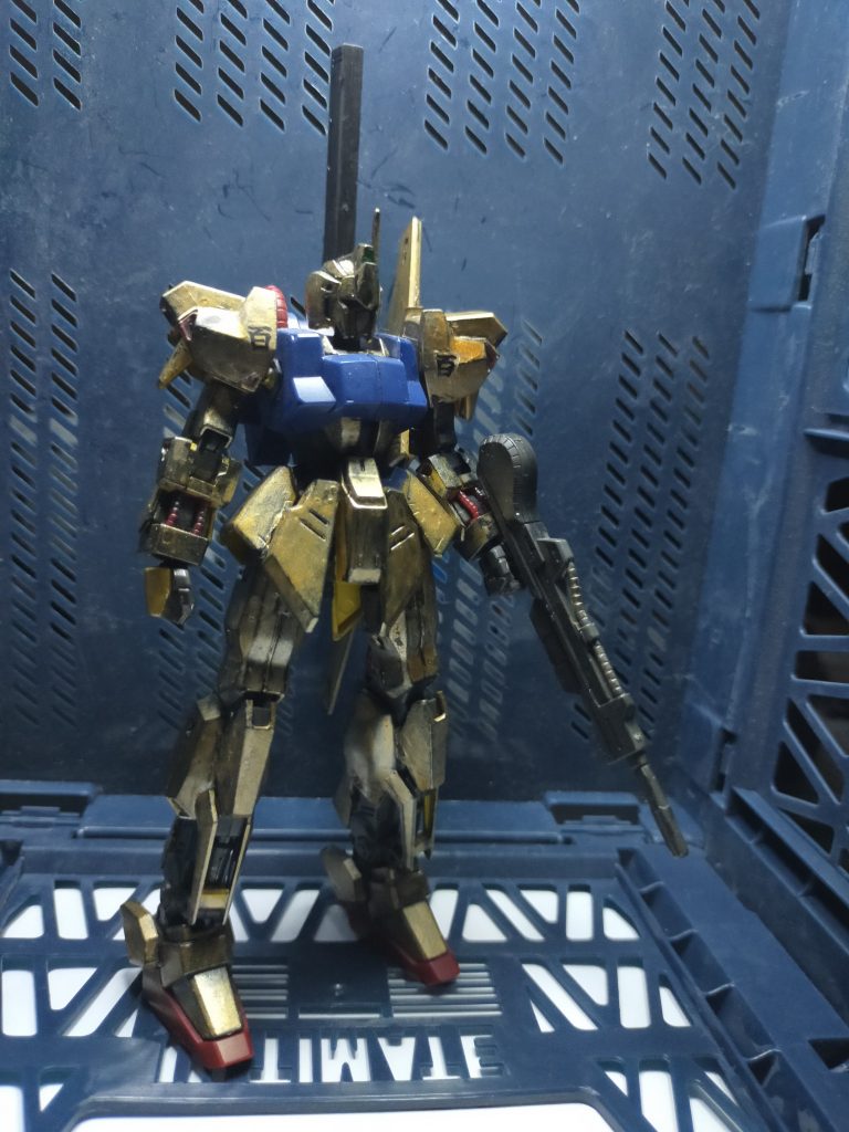 元は子供が小六の時に作った物をリメイク。リモート授業や休校で大変でしたがお家時間を利用して、黒サフ→水性ホビーカラーのゴールドで全塗装にチャレンジしていましたが、ゴールドの部分が大分ムラになってしまったと悔しがっていました。希釈液が多かった見たいです。