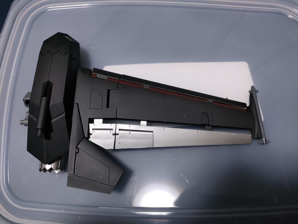 左右ウイングはパイロンが稼働する為、基本の色を黒と銀にしつつパイロン展開時に露出する部分に差し色として赤を入れてみました。