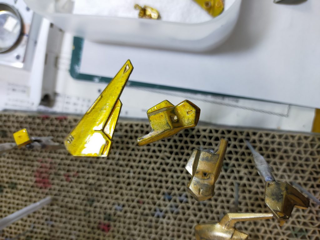 ムラの部分はそのまま残し上からタミヤアクリルのクリアイエローにクリアオレンジを少量混ぜ上塗り。その後に番手の低い紙やすりで傷を付けていき水転写デカールを貼って半光沢のトップコートで仕上げています。