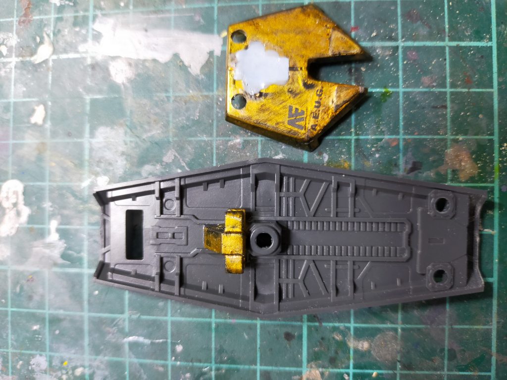 腰の部分の回収。プロペタントタンクを装着様にピンディバイスで穴を開けてます。サーベルの柄はシールドに取り付けました。本体はスタイル良しの良キット。首の部分のポリキャップに木工ボンドを流して固めて簡単延長しています。最後までご覧いただきありがとうございます。