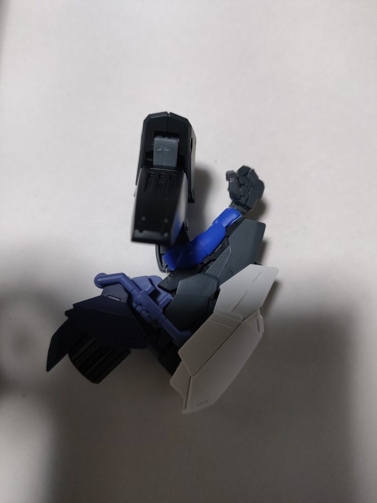 前腕部パワーシリンダーは肘の動きに追従して可変するギミック(手動)にしてあり、肘を曲げると内部のシリンダーが露出します。