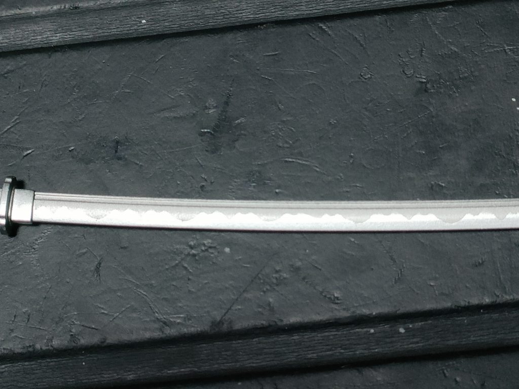 刃文は百均のギザギザに切れるハサミでマスキングテープを切ったものを組み合わせてランダム性を表現しています。