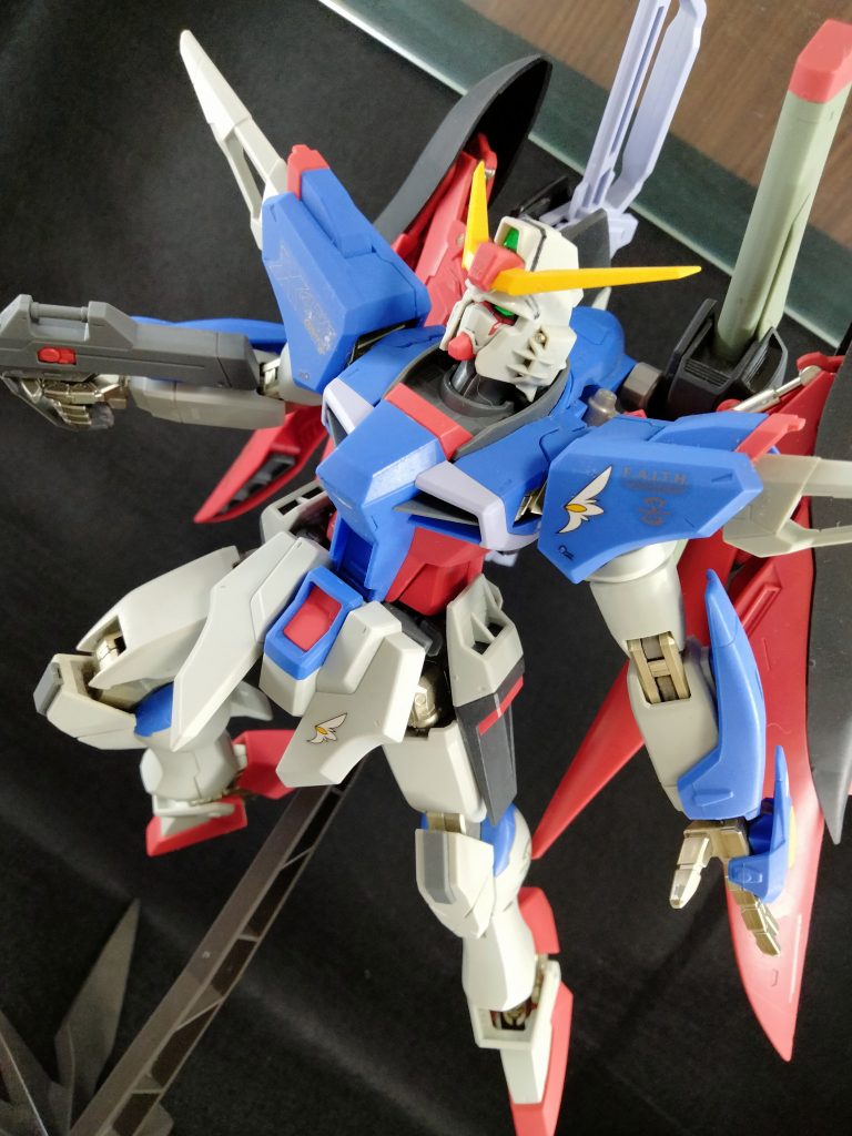 エクストリームブラストモードの方を買ったのですが、光の翼付きで飾ってたら家族が引っ掛けてしまって落ちちゃいました（笑）本体は無事でしたが光の翼を固定するパーツがどっかいっちゃって光の翼なしです(；^ω^）まぁ、尋常じゃないくらい場所取るし良いか！って思ってます（笑）